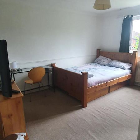 Spacious And Serene Stay Near Milton Keynes Centre Willen Camera foto